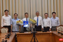 Ông Võ Văn Hoan - Phó chủ tịch UBND TP.HCM trao quyết định bổ nhiệm tân Phó Giám đốc Sở Xây dựng cho ông Huỳnh Thanh Khiết (Ảnh: Thành ủy TP.HCM)