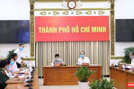 Bí thư Thành ủy TP.HCM Nguyễn Thiện Nhân và Chủ tịch UBND TP.HCM Nguyễn Thành Phong tại cuộc họp Ban Phòng chống dịch COVID-19 UBND TP.HCM chiều 3/8 (Ảnh: TTBC) 