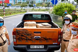 Lực lượng chức năng tại chốt kiểm dịch ngay ngoài sân bay Tân Sơn Nhất bắt giữ lô hàng 10.000 khẩu trang lậu, đem tiêu hủy (Ảnh: PC08)
