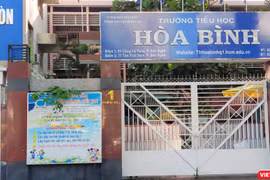 Trường tiểu học Hòa Bình (Quận 1) đang đóng cửa trường, cho học sinh nghỉ để thực hiện vệ sinh, sát khuẩn (Ảnh: Hòa Bình) 