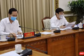 Ông Lê Thanh Liêm, Phó Chủ tịch thường trực và ông Nguyễn Thành Phong, Chủ tịch UBND TP.HCM tại cuộc họp chỉ đạo phòng, chống dịch bệnh COVID-19 (Ảnh: TTBC) 