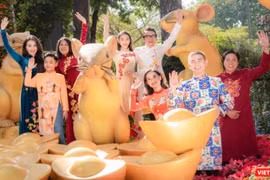 Khung cảnh mùa xuân và bức tranh Tết Canh Tý 2020 càng thêm lộng lẫy với tà áo dài xuân của NTK Việt Hùng.