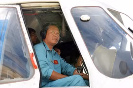 Cơ trưởng Nguyễn Ngọc Trung cùng tổ bay trên Mi-171 chở hàng cứu trợ Phước Sơn (Ảnh: Báo Quân đội)