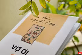 Bìa tập thơ "Vợ ơi" của nhà thơ Nguyễn Duy (Ảnh: Hòa Bình) 
