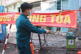 Lực lượng chức năng đang kiểm soát khu vực phong toả quận 6 (Ảnh: Hải Linh)