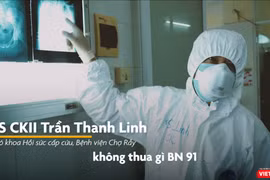 BS Trần Thanh Linh từ khu điều trị bệnh nhân nặng COVID-19 tại “tâm dịch” Đà Nẵng cho hay BN416 tổn thương phổi không thua gì BN91, tiên lượng nặng (Ảnh: Hòa Bình chụp màn hình video)