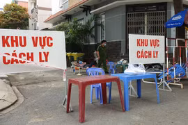 Khu vực đang phong tỏa tại phường Hòa Thạnh, quận Tân Phú (Ảnh: Nguyễn Tân) 