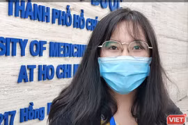 Sinh viên ĐH Y Dược TP.HCM đi học trở lại, mỗi lớp không quá 20 sinh viên (Ảnh: Hòa Bình) 