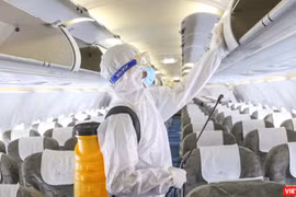 Khử trùng máy bay phòng chống nguy cơ lây nhiễm dịch bệnh do virus Corona gây ra tại Tân Sơn Nhất (Ảnh: Hoàng Triều)