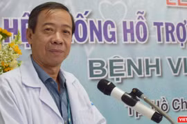 TS. BS Nguyễn Văn Vĩnh Châu – Giám đốc BV Bệnh Nhiệt đới TP.HCM đã cắt băng khai trương hệ thống telemedicine khám chữa bệnh từ xa (Ảnh: Hòa Bình) 