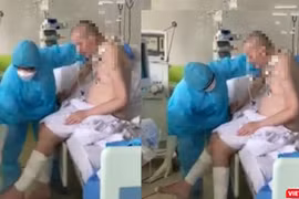 Những hình ảnh mới nhất cho thấy bệnh nhân 91 đã có thể ngồi dậy, đung đưa chân, bắt đầu tập ăn qua đường tiêu hóa (Ảnh cắt từ clip) 