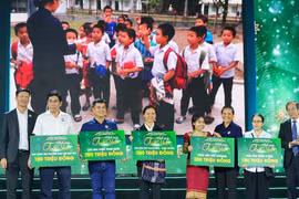 Chương trình nghệ thuật “Quà tặng Giáng sinh 2020 – Ánh sáng Tình yêu” trao 1 tỉ đồng tới các mái ấm (Ảnh: TB)