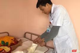Bác sĩ Nguyễn Vũ Hoàng - Khoa Chỉnh hình Nhi, thăm khám chân cho cháu bé (Ảnh: BVCC) 