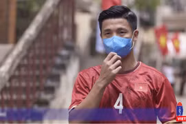 Trung vệ Bùi Tiến Dũng thực hiện 9 bước phòng chống COVID-19 (Ảnh chụp màn hình video) 