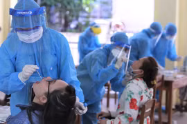 Du khách được xét nghiệm COVID-19 trước khi thực hiện chuyến bay trở về TP.HCM (Ảnh: BV)