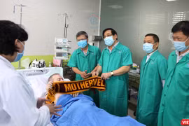 Bệnh nhân 91 giao lưu với PGS Ts Lương Ngọc Khuê và nói "Cảm ơn" bằng tiếng Việt (Ảnh: BVCR) 
