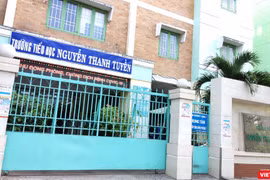 Trường tiểu học Nguyễn Thanh Tuyền đang đóng cửa, cho học sinh nghỉ học (Ảnh: Hòa Bình) 