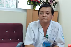 Bác sĩ Nguyễn Thanh Phong - Trưởng khoa Nhiễm D - BV Nhiệt đới, TP.HCM (Ảnh: Hòa Bình) 