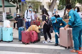 Hơn 6.300 người hết hạn cách ly tập trung được trở về với gia đình (Ảnh: Đình Nguyên)