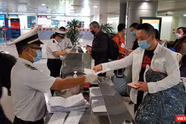 Kiểm dịch quốc tế cho người nhập cảnh tại sân bay Tân Sơn Nhất (Ảnh: M.T) 