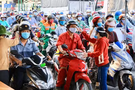Quá đông người dân qua phà Cát Lái nên không thể đảm bảo khoảng cách (Ảnh: Khả Hòa)