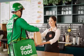 Vận chuyển thức ăn với Grab Food giúp giãn cách xã hội tốt hơn (Ảnh: Grab Food)