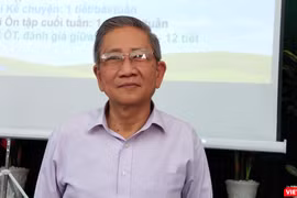 GS Nguyễn Minh Thuyết có buổi trao đổi với 220 giáo viên đến từ nhiều trường tại TP.HCM về bộ sách Cánh diều (Ảnh: Hòa Bình) 