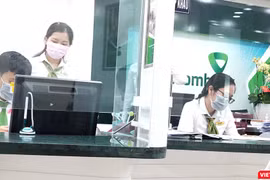 Quầy giao dịch Ngân hàng Vietcombank, nhân viên đeo khẩu trang thực hiện phòng, chống COVID-19 (Ảnh: Hòa Bình)
