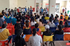 Tập huấn công tác đón người về cách ly tại Ký túc xá (KTX) ĐGQG TP.HCM (Ảnh: BQL KTX cung cấp) 