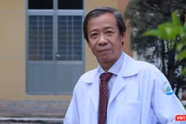 TS.BS Nguyễn Văn Vĩnh Châu, Giám đốc BV Bệnh Nhiệt đới TP.HCM cảnh báo người dân không tự ý mua thuốc "chữa COVID-19" như lời đồn đại vì có thể gây ngộ độc, tử vong (Ảnh: HB) 
