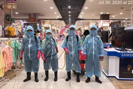Nhân viên y tế khử khuẩn Aeon Mall Bình Tân - Ảnh: Aeon Mall cung cấp