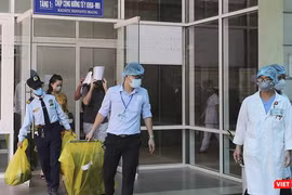 Ca bệnh số 22 người Anh sau 3 lần âm tính, tạm biệt bệnh viện Đà Nẵng, đến TP.HCM để quá cảnh đi Anh đã có kết quả dương tính trở lại (Ảnh: Hồ Xuân Mai) 