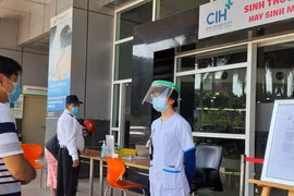 BV Quốc tế City dán thông báo ngừng nhận bệnh (Ảnh: Duyên Phan)