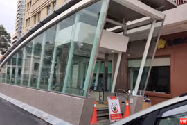 Lối xuống Ga Metro trung tâm, trước cửa Nhà hát TP.HCM (Ảnh: Hòa Bình) 