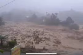 Cảnh sạt lở, lũ quét nghiêm trọng tại xã Phước Thành, san bằng khu đất và cuốn trôi toàn bộ 13 căn nhà cùng tài sản (Ảnh: QNO)