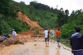 Lực lượng tại chỗ tìm kiếm 1 nạn nhân còn mất tích (Ảnh: Nguyên Hà) 