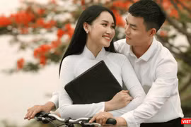 Hoa khôi miền Trung Đoàn Hồng Trang và Á quân Người Mẫu Thời Trang Vũ Linh trong sắc áo trắng (Ảnh: Lý Võ Phú Hưng) 