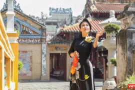 NSƯT Vân Khánh duyên dáng áo dài bên ngôi đền cổ xưa nhất Sài Gòn (Ảnh: Hứa Quý Long) 