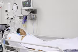 BS Lê Quốc Hùng, Trưởng khoa Bệnh nhiệt đới, BV Chợ Rẫy cho biết, nam bệnh nhân đến từ Vũng Tàu vẫn đang thở máy, sinh hiệu ổn, sức cơ vẫn còn yếu, sụp mi mắt hoàn toàn (Ảnh: BVCR)