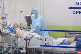 Các bác sĩ đang điều trị cho bệnh nhân 91 tại Khoa Hồi sức cấp cứu BV Chợ Rẫy