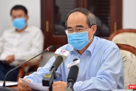 Bí thư Thành ủy Nguyễn Thiện Nhân nhấn mạnh yêu cầu các doanh nghiệp có nguy cơ rủi ro với COVID-19 buộc phải tạm dừng hoạt động (Ảnh: TTBC) 