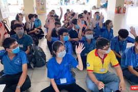 Sinh viên ĐHQG TP.HCM tình nguyện dọn dẹp KTX nhường chỗ làm nơi lưu trú cách ly cho người nhập cảnh (Ảnh: Ban Quản lý KTX ĐHQG)
