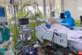 Bệnh nhân 91 phi công người Anh có dấu hiệu hồi tỉnh, bắt đầu cử động các đầu chi (Ảnh: BVCR) 
