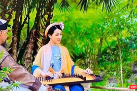 Cảnh Nhã Phương cầm đàn ngược trong phim Trạng Quỳnh (Ảnh: ĐPCC) 
