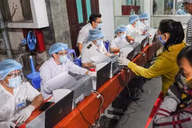 Lấy mẫu xét nghiệm hành khách tại ga Sài Gòn sáng 11/4 (Ảnh: Chí Bình)