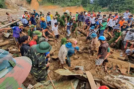 Cứu hộ cứu nạn ở Trà Leng (Ảnh: An Bằng)