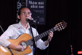 Nhạc sĩ Hà Chương hát trong buổi ra mắt cuốn sách "Nhắm mắt nhìn sao" tối 12/7 (Ảnh: Hòa Bình) 