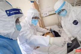 Can thiệp ECMO cứu bệnh nhân 91 đang nguy kịch (Ảnh: BYT) 