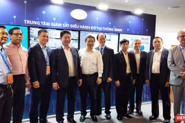 Ông Nguyễn Minh Hồng - Chủ tịch Hội Truyền thông số Việt Nam và các lãnh đạo tham quan Trung tâm Điều hành giám sát đô thị thông minh (Ảnh: Hòa Bình)