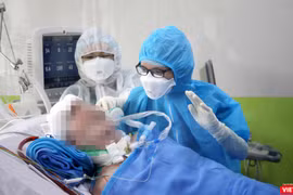 Điều dưỡng và các bác sĩ điều trị đã từng bước giúp bệnh nhân 91, ca mắc COVID-19 nặng nhất dần hồi phục (Ảnh: BVCR) 
